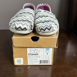 Brand new women’s TOMS